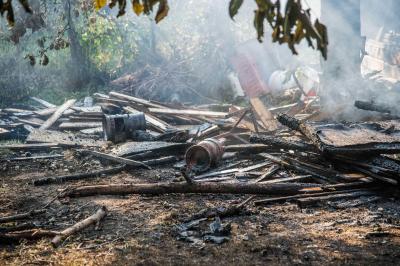 Weinstadt-Beutelsbach: Nachloescharbeiten beim Brandort vom Vortag
